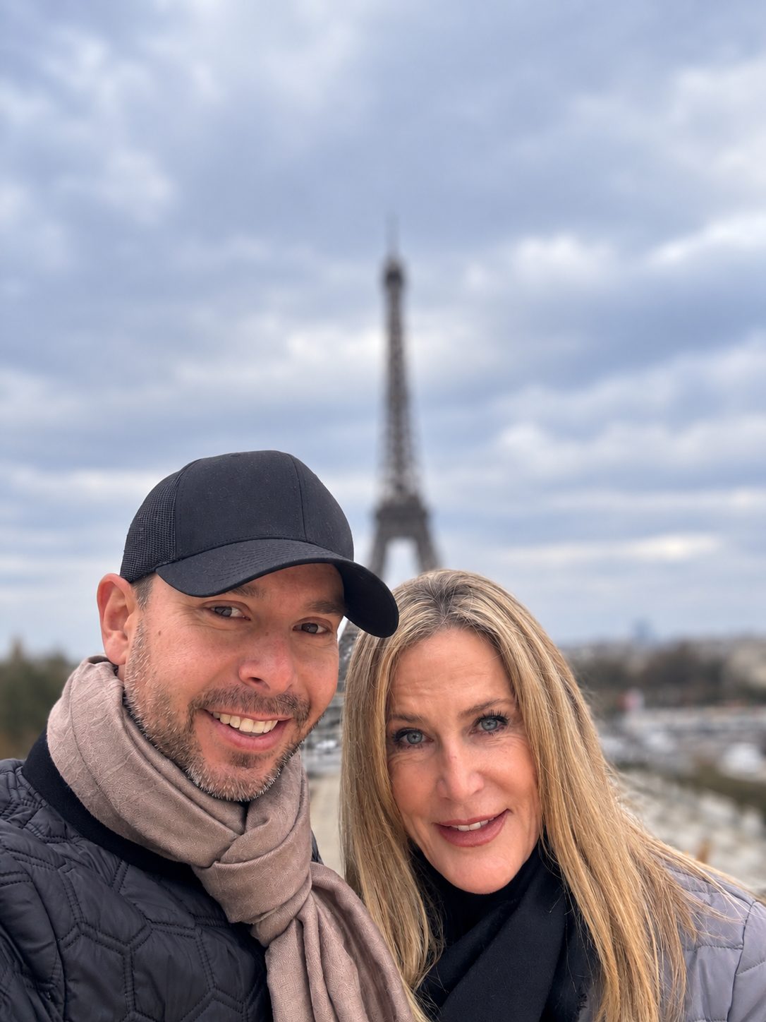 Leila traveling in Paris, in front of the Eiffel Tower